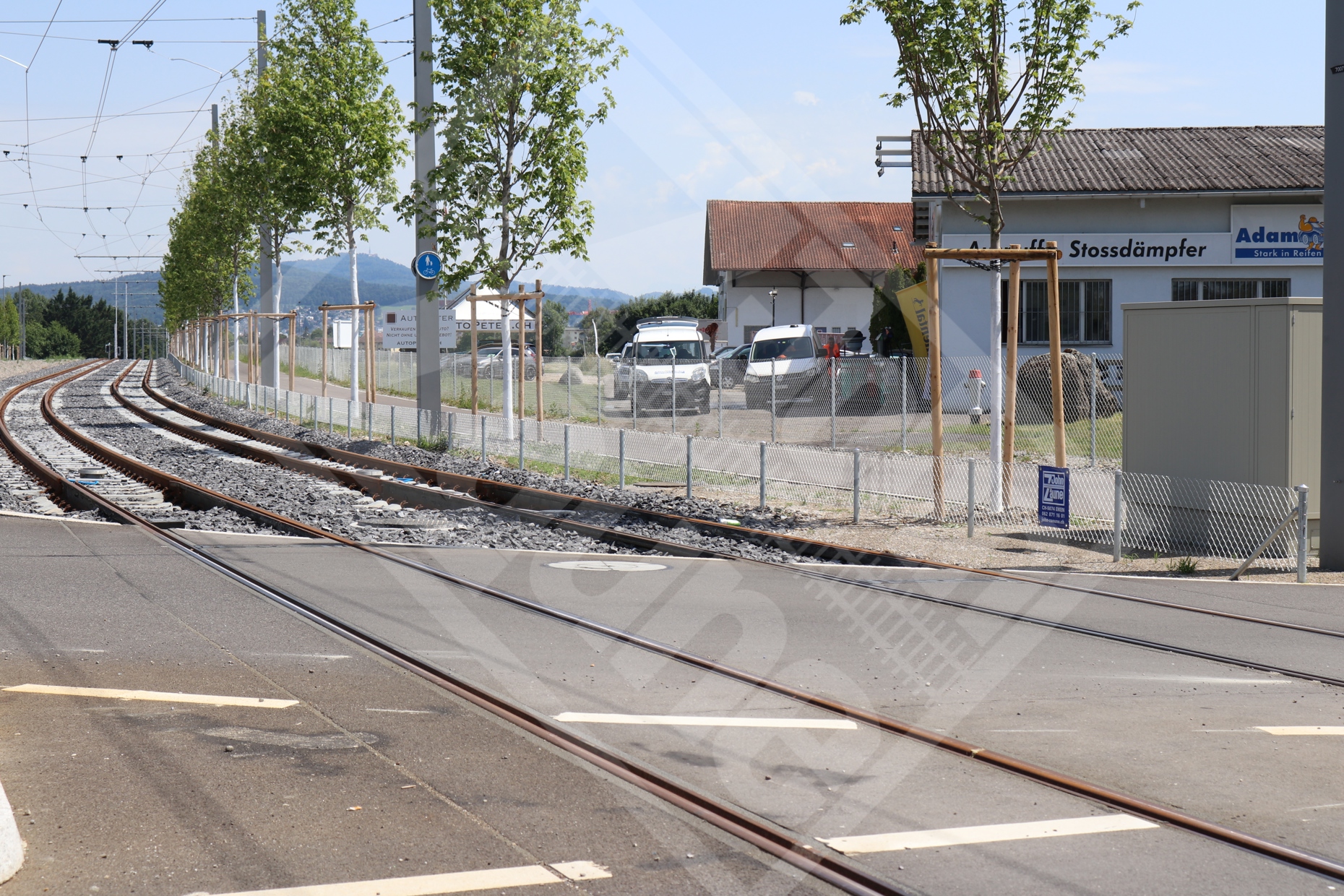 22 Diagonalgeflechtzaun entlang Bahnlinie und Fussweg