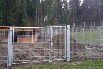 Tiergehege aus Gittermattenzäunen und Doppeltor in Bad Zurzach