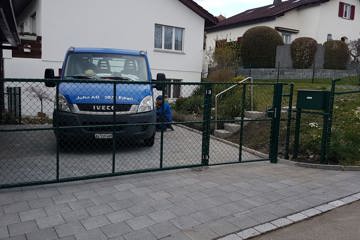 Diagonalgeflechtzaun grün mit manuellem Faltflügeltor in Hägglingen