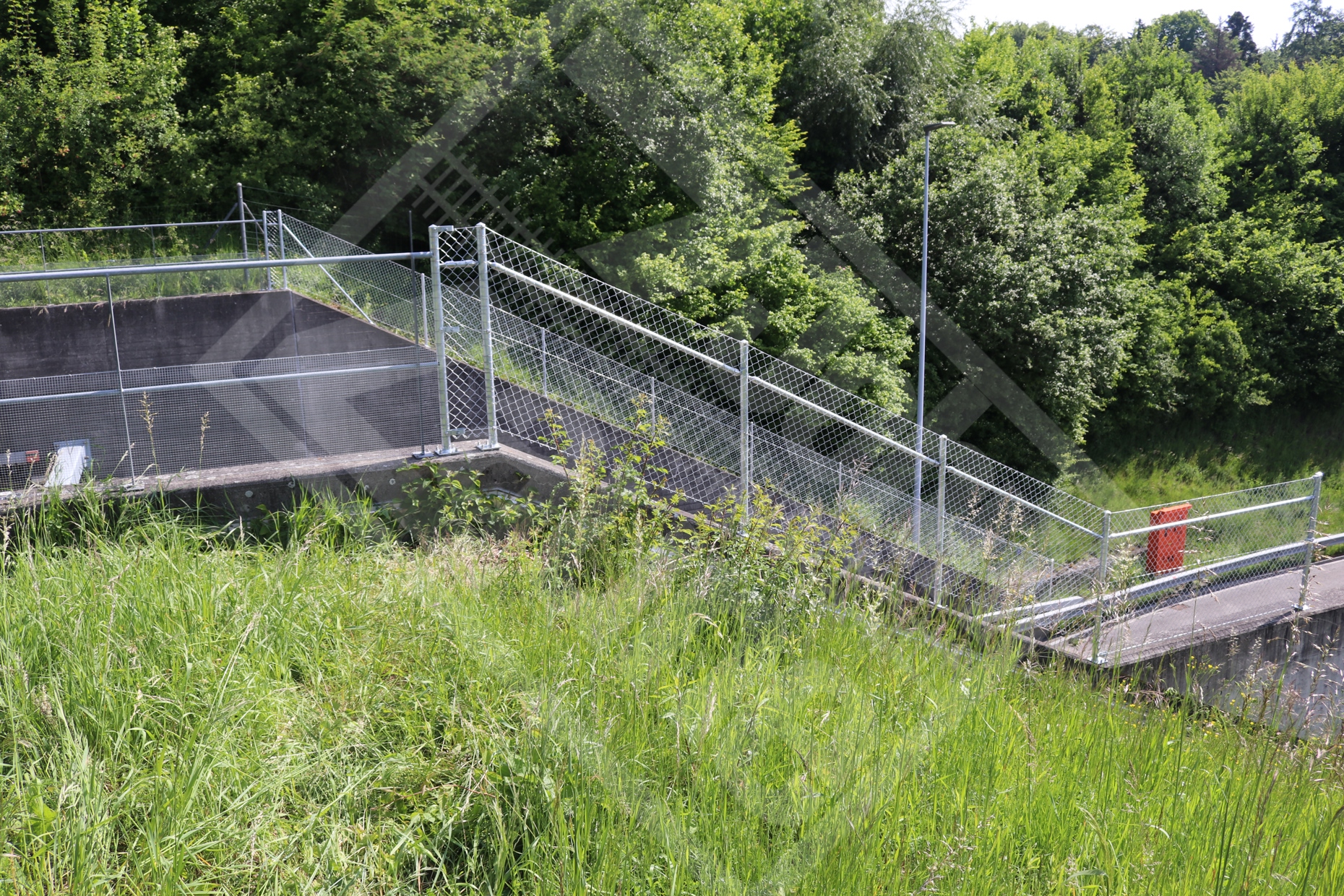 19 Absturzsicherung auf Mauer - Tunnelportal Habsburg