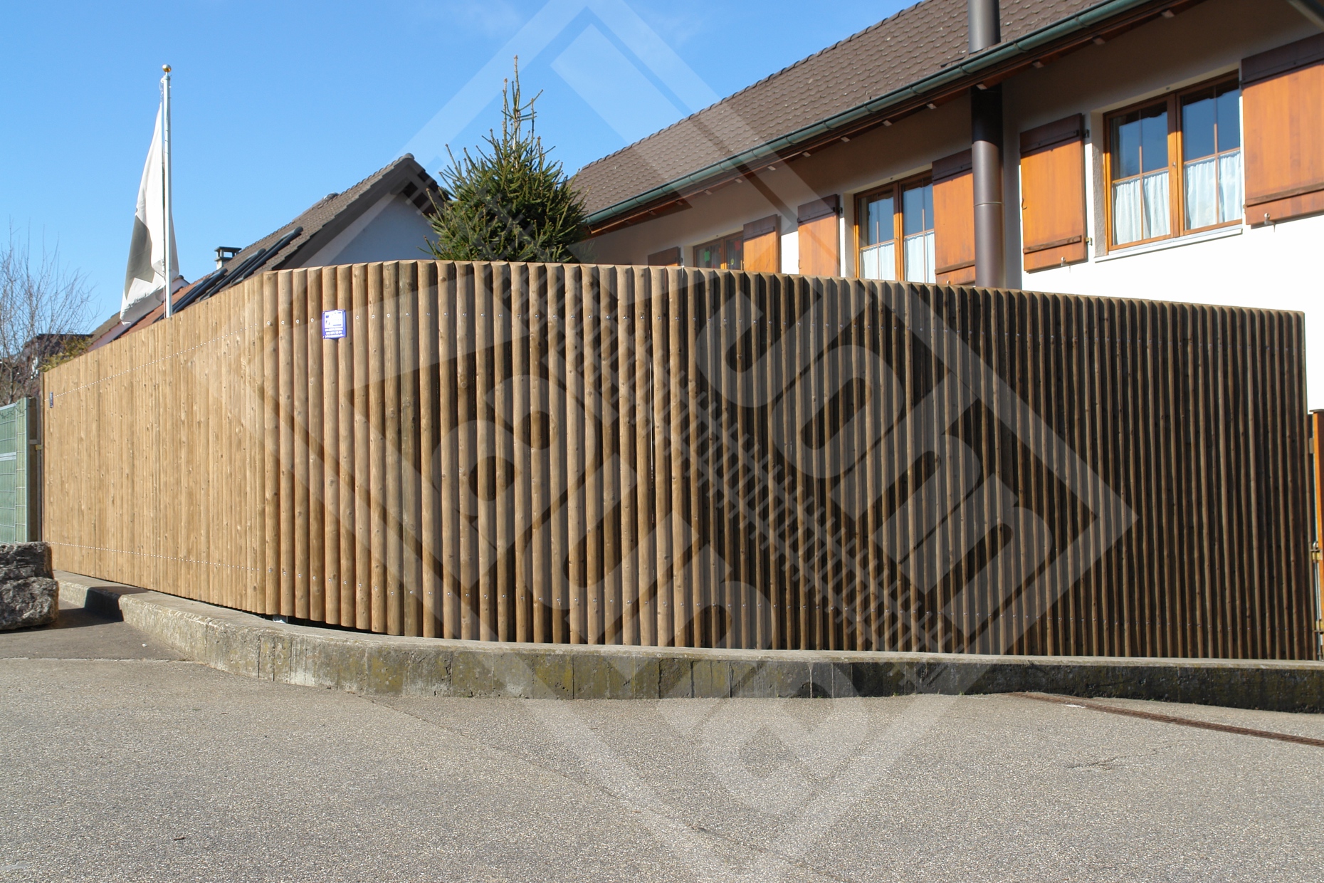 23 Palisaden-Sichtschutzwand senkrecht- oben horizontal, unten schräglaufend