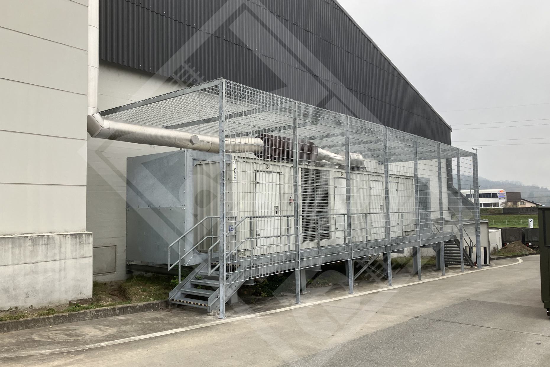 12 Gittermattenzaun als Schutzzaun um Notstrom-Generator