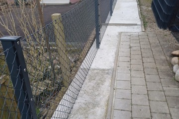 Bestehende Zaunanlage mit anthrazitgrauem Diagonalgeflecht ergänzt in Augst