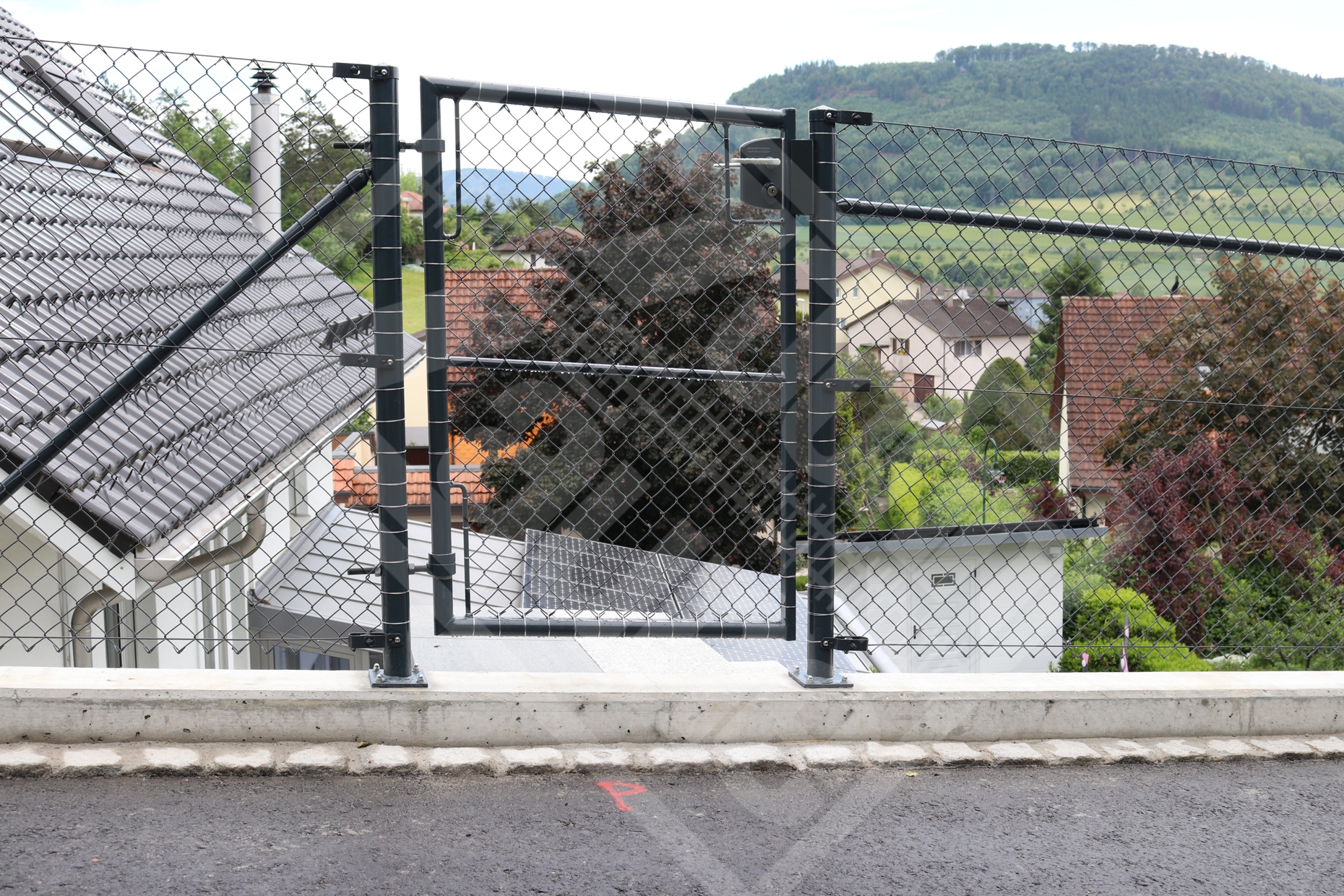 11 Diagonalgeflechtzauntüre ins Gefälle verzinkt u. beschichtet