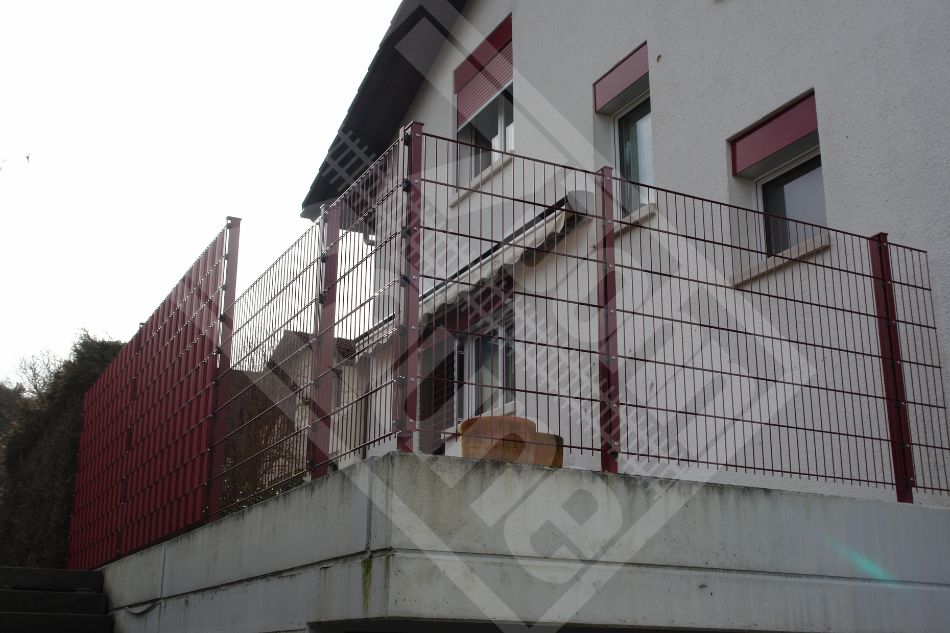 11 Doppelstab-Gittermattenzaun verzinkt u. beschichtet rot mit u. ohne Sichtschutzstreifen