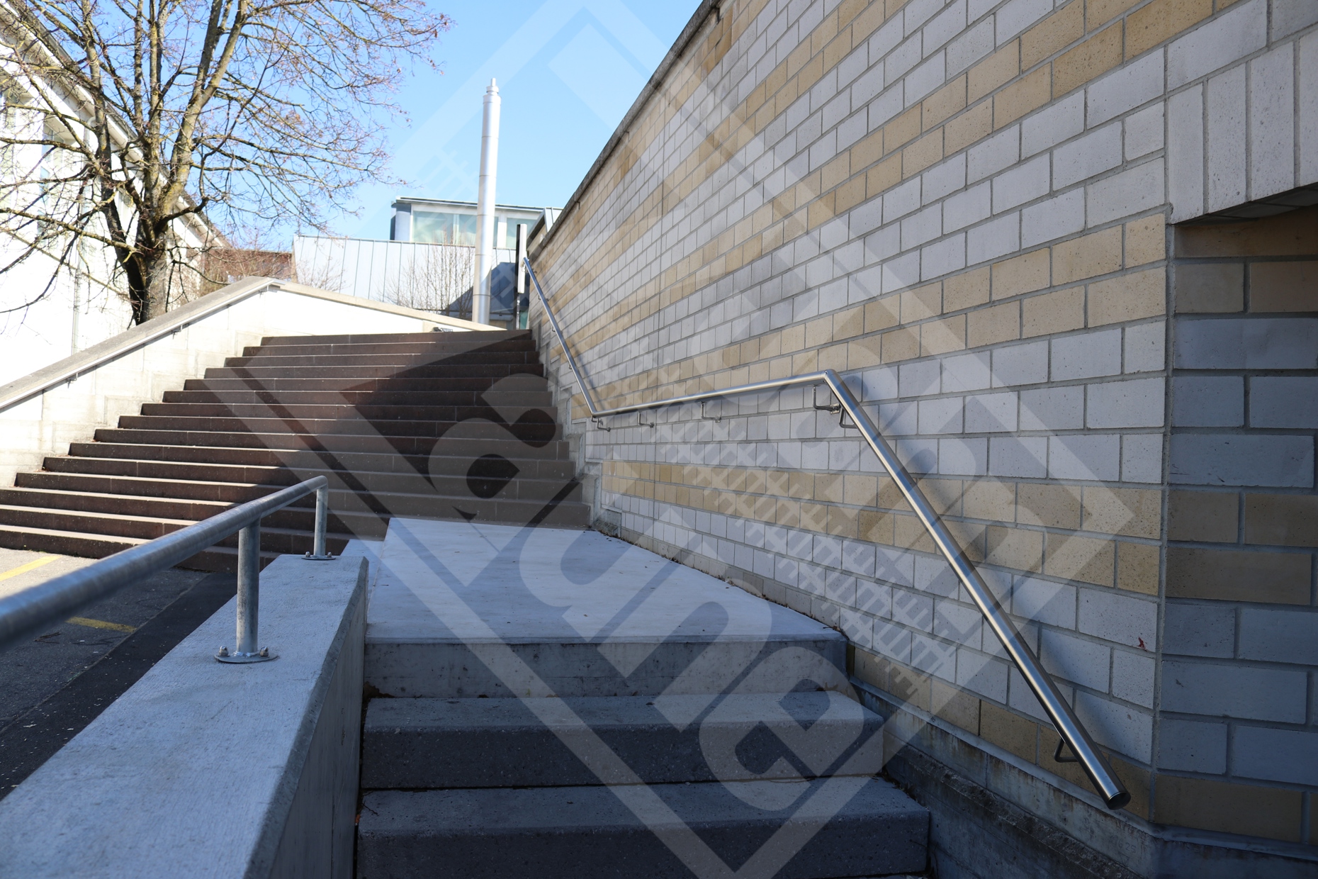 18 Handlauf  öffentl. Treppe seitlich an Mauer