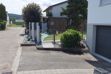 Sichtschutz aus Granitstelen und Motivblechen; Gittermattenzaun mit Türe in Koblenz