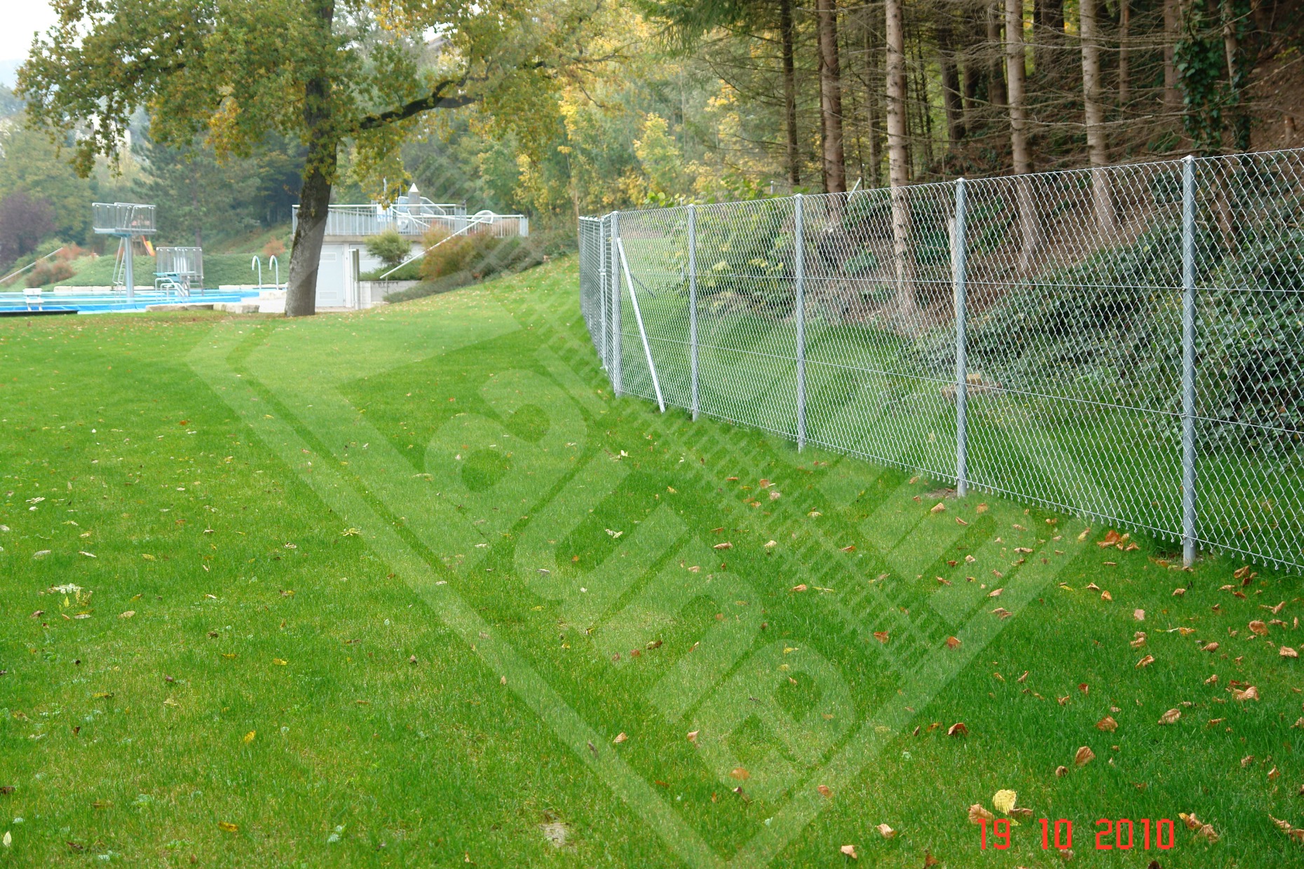 4 Diagonalgeflechtzaun um Schwimmbad