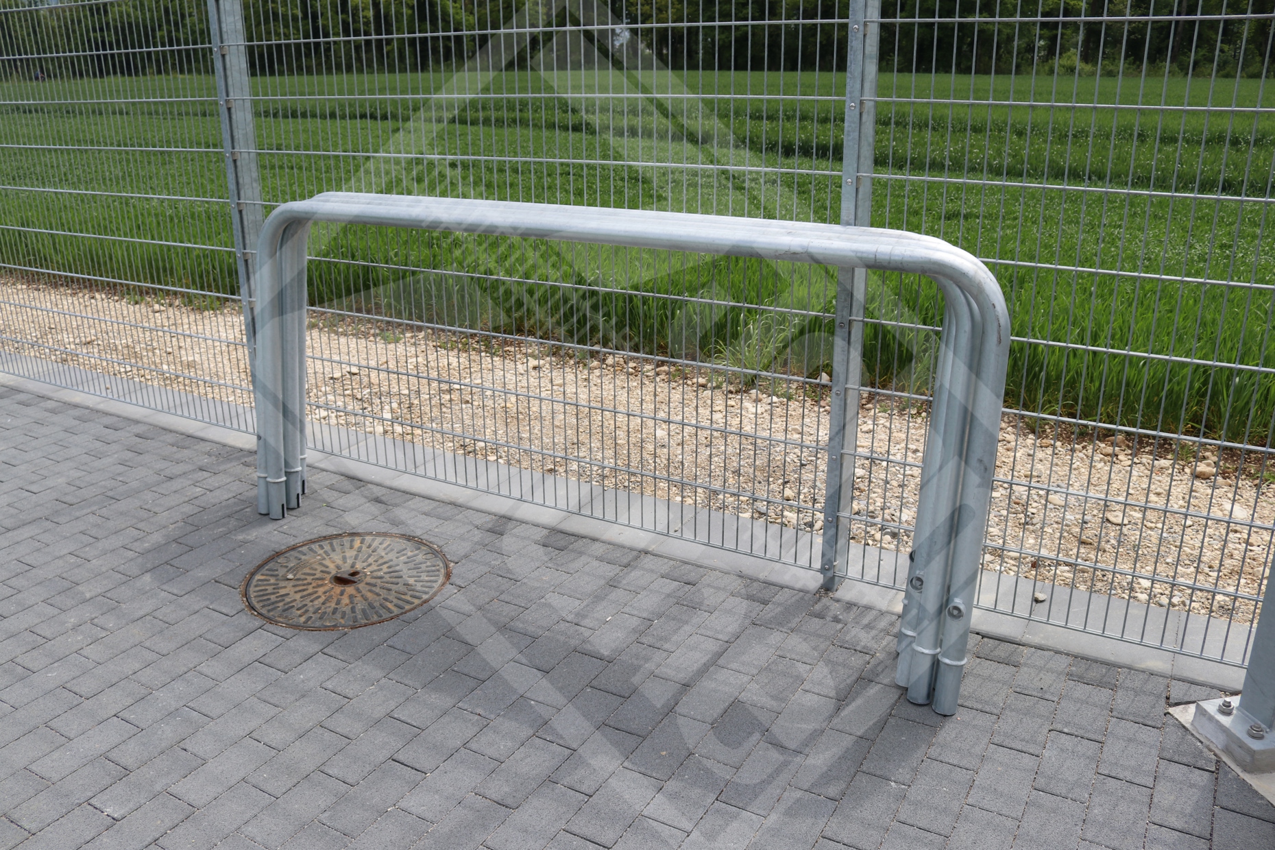 2 Wegsperren/Abschrankungen demontier- und abschliessbar