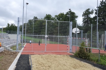 Tor zu Gittermattenballfangzaun in Ehrendingen