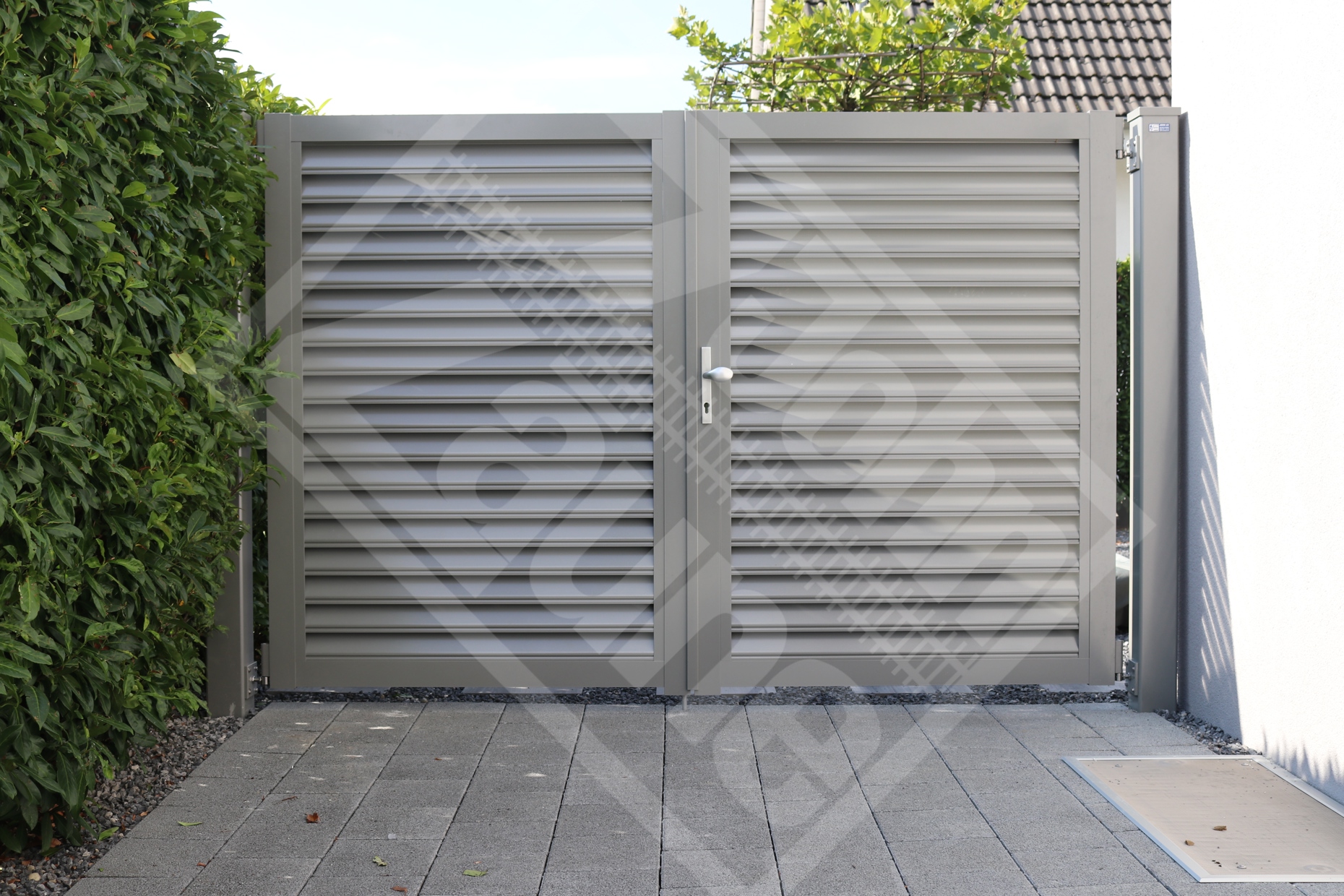 1 Aluminium-Sichtschutztüre mit Horizontallamellen