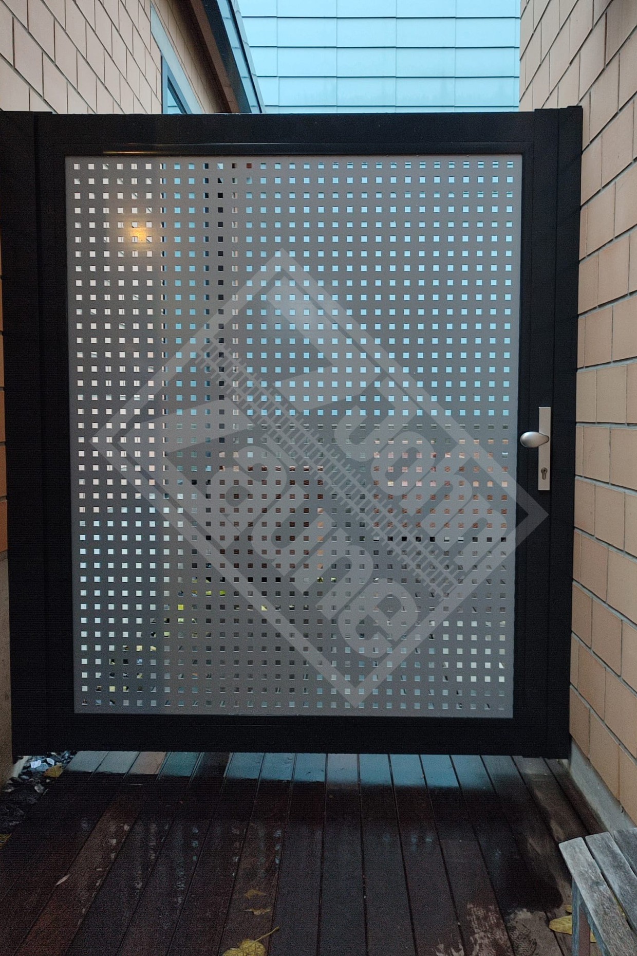 9 Aluminium-Sichtschutztüre mit Lochblech-Füllung