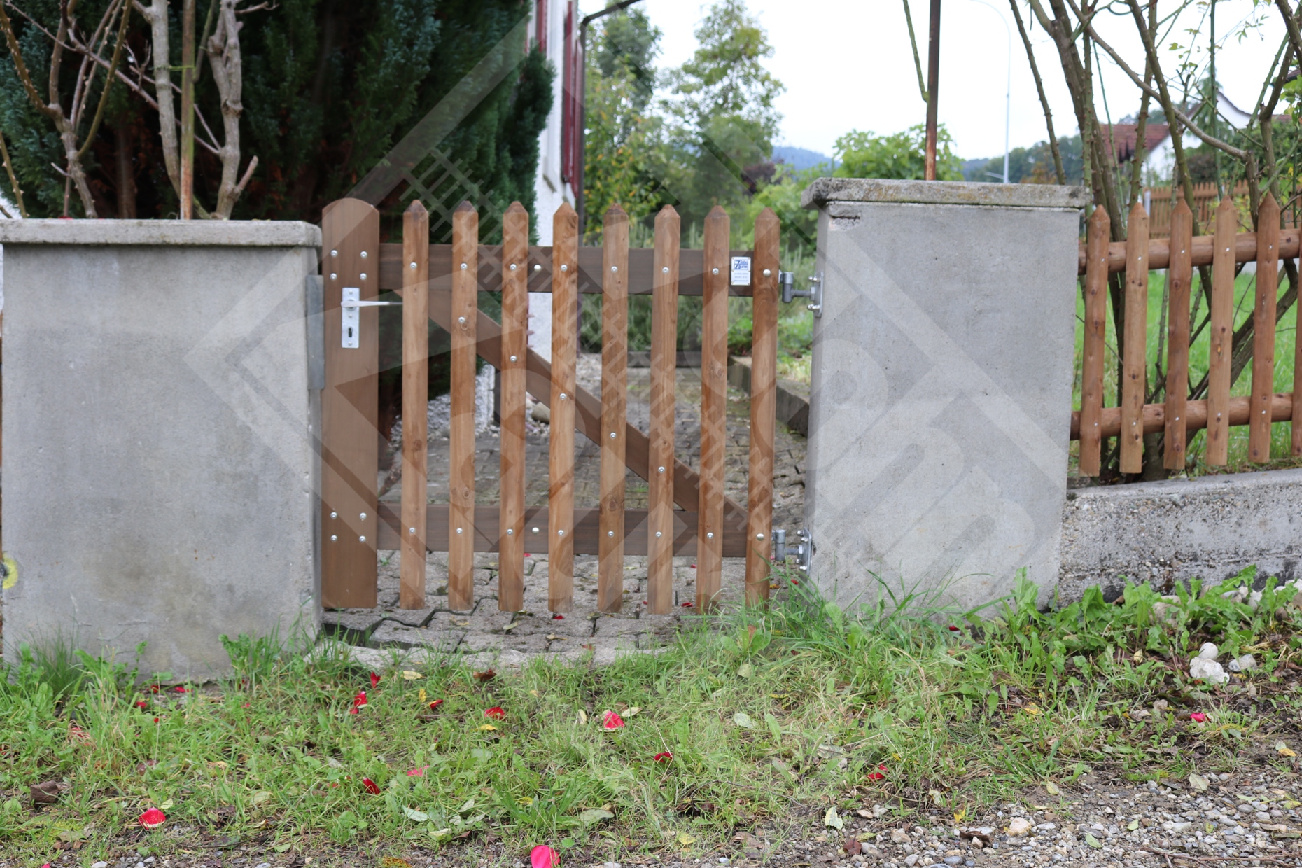 2 Palisadentüre mit Kegelkopf zwischen Betonpfeiler, druckimprägniert braun