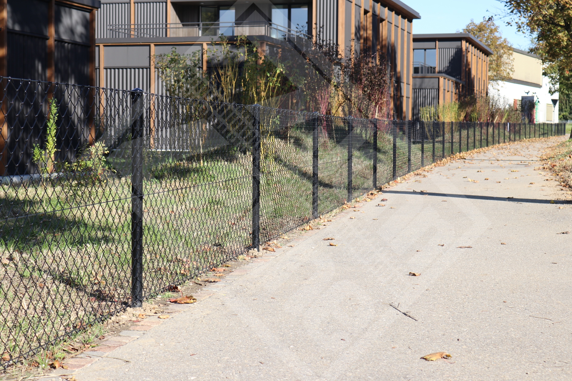 12 Diagonalgeflechtzaun mit Rohrpfosten verzinkt u. beschichtet schwarz