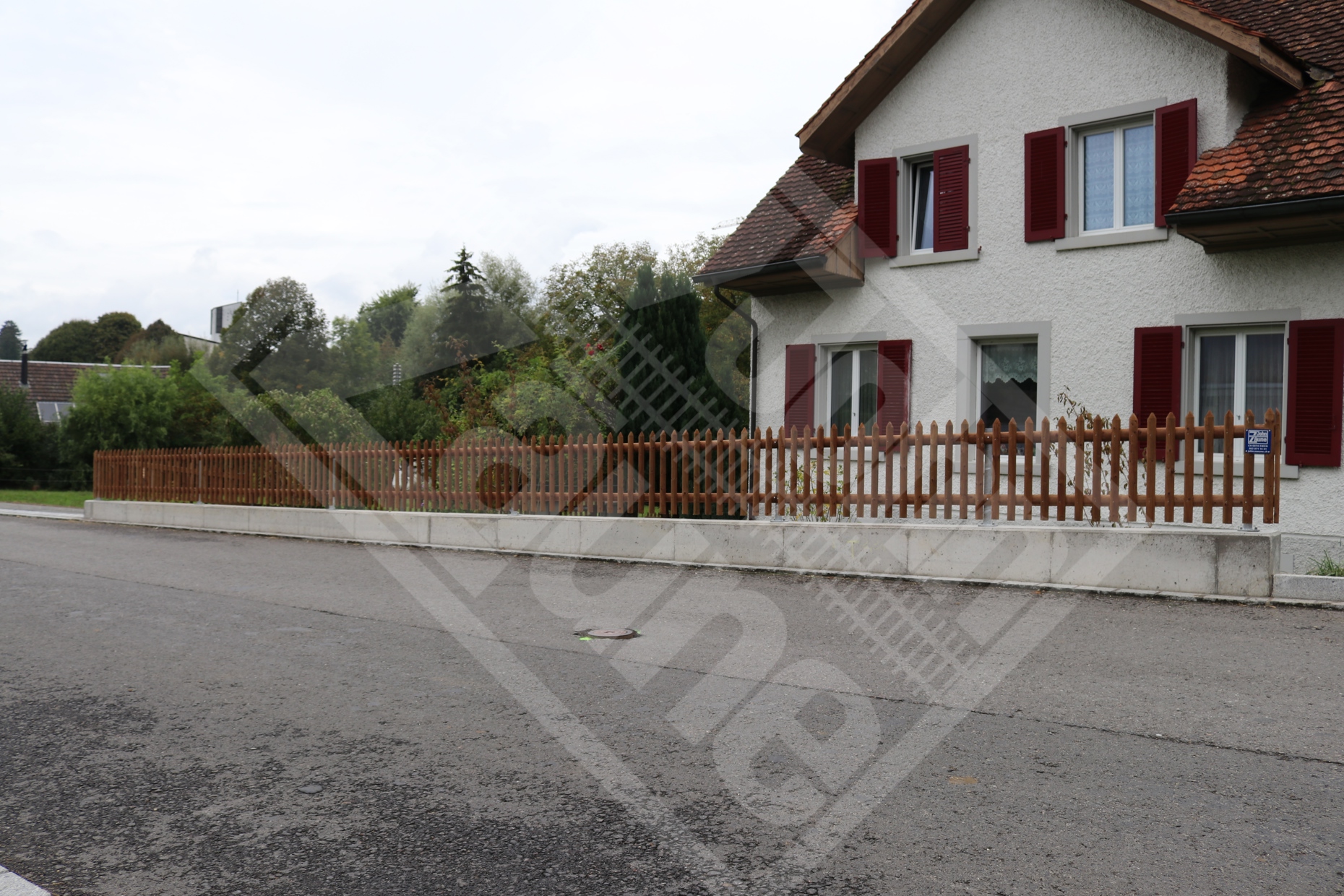 9 Palisadenzaun mit Stahlpfosten und Halbrundholztraversen, druckimprägniert braun