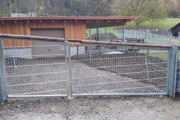 Tiergehege aus Gittermattenzäunen teilweise mit Holzhandlauf oben in Bad Zurzach