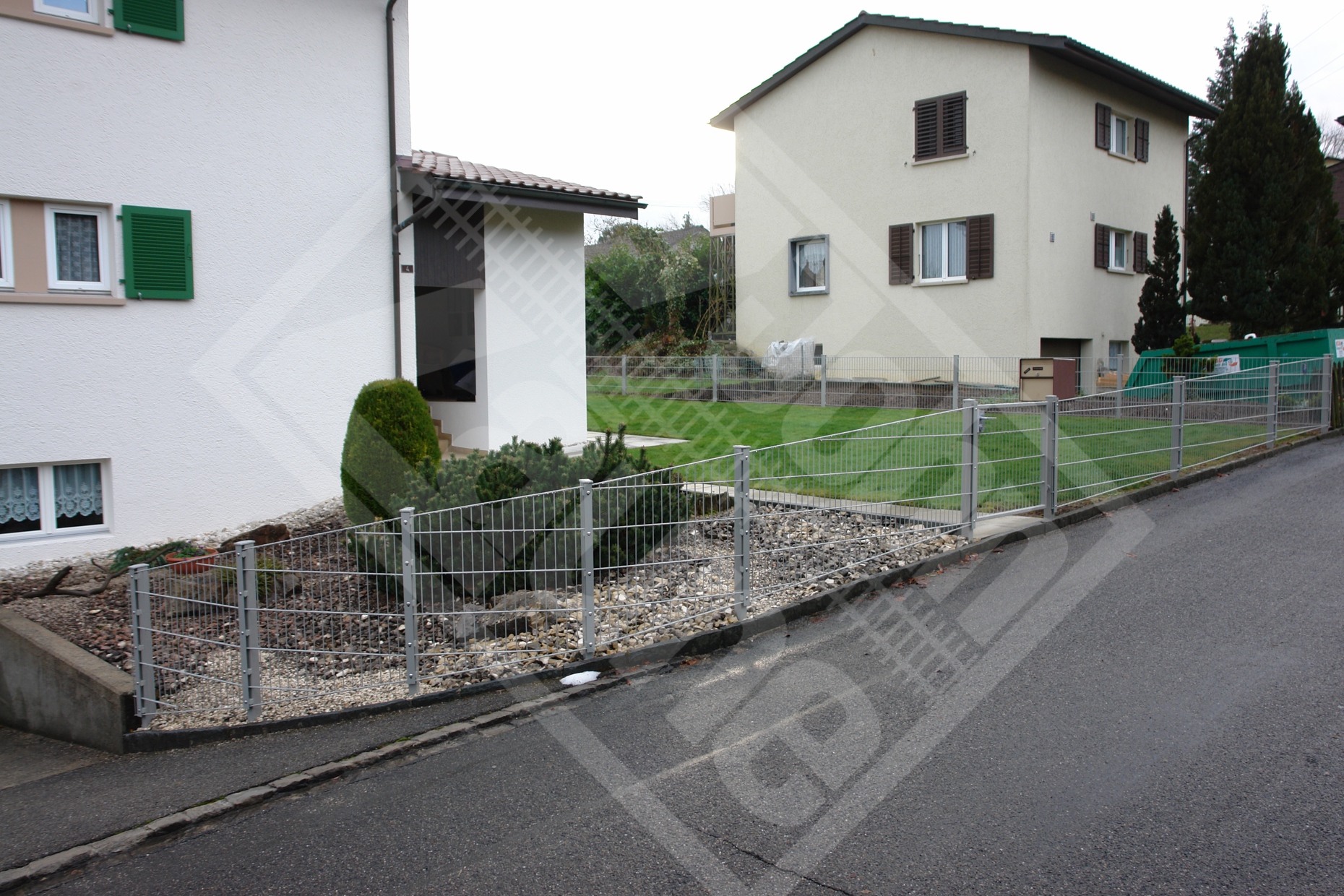 13 Doppelstab-Gittermattenzaun im Gefälle verschweisst