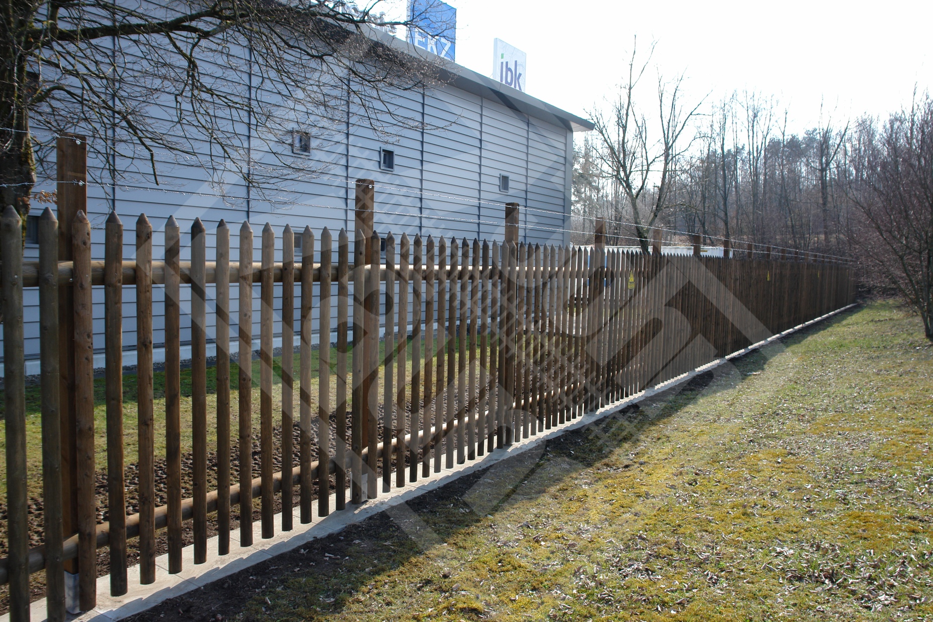 4 Palisadenzaun mit Lärchenpfosten und 2 Stacheldrähten