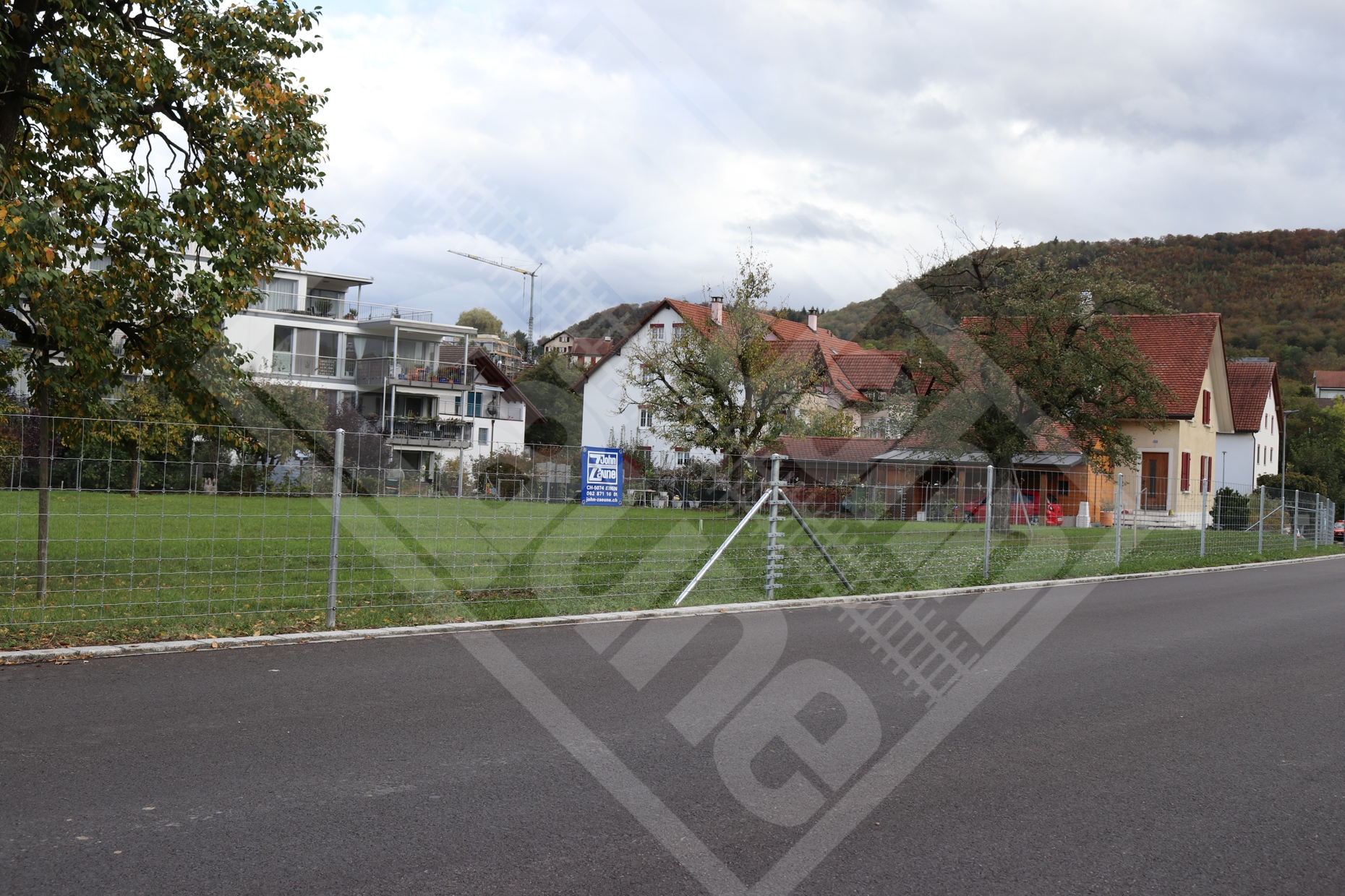 3 Knotengitterzaun entlang Strasse