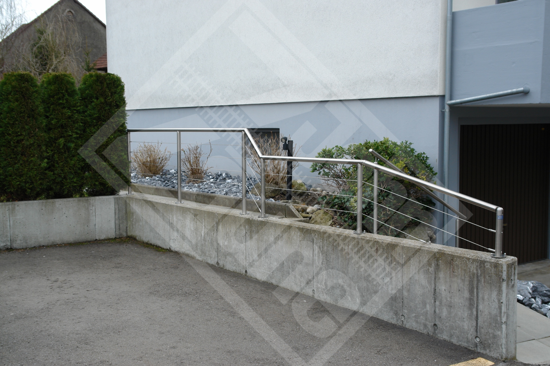 17 Drahtseilzaun mit Edelstahlpfosten und Handlauf