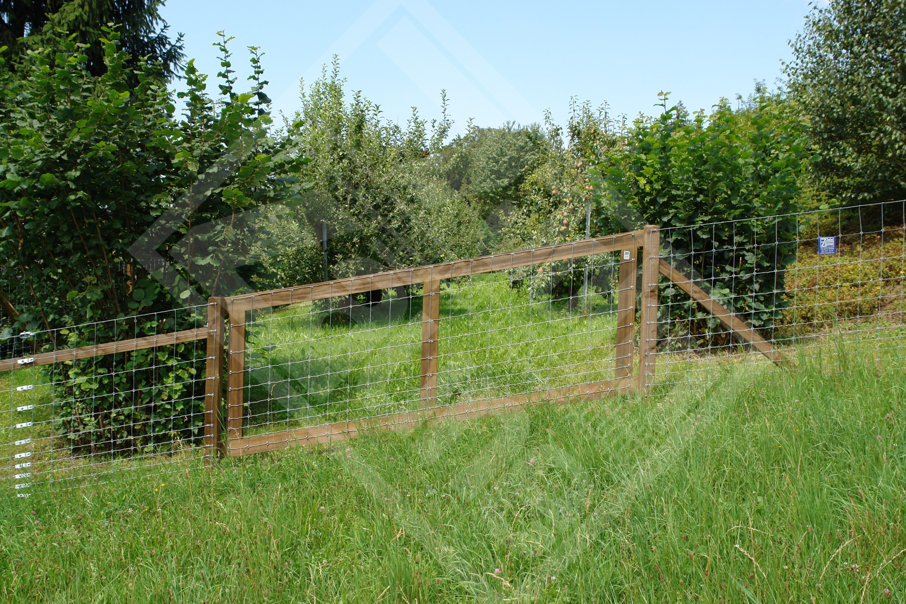 2 Knotengitterzaun-Aushebetor Holzkonstruktion ins Gefälle