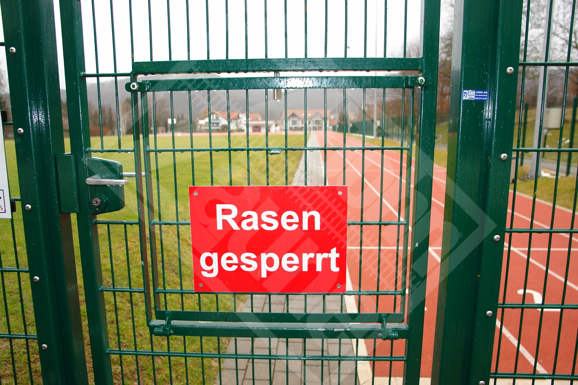 7 Ballfang Doppelstab-Gittermatten mit Durchschlupf-Türe