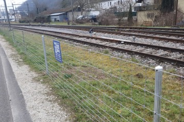 Knotengitterzaun zur Abgrenzung entlang der Bahnlinie