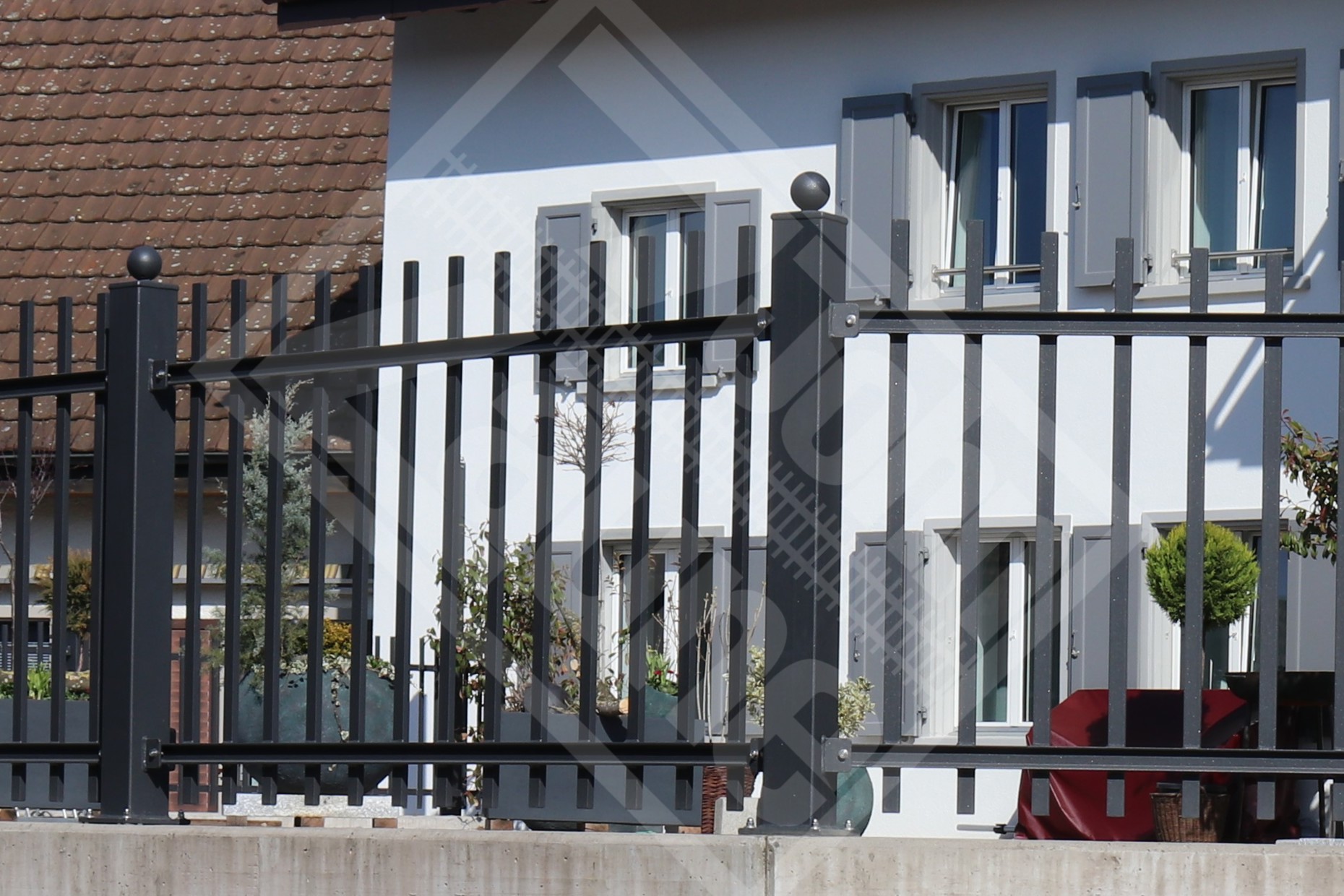 4 U-Stahl-Staketenzaun mit Detail Kugeln