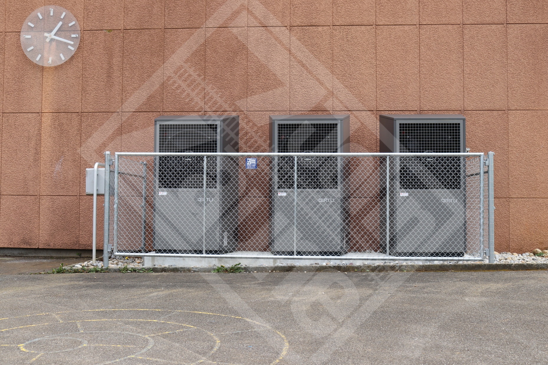 25  Diagonalgeflechtzaun um Wärmepumpe