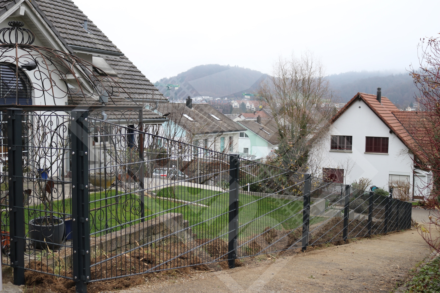 14 Doppelstab-Gittermattenzaun im Gefälle verschweisst