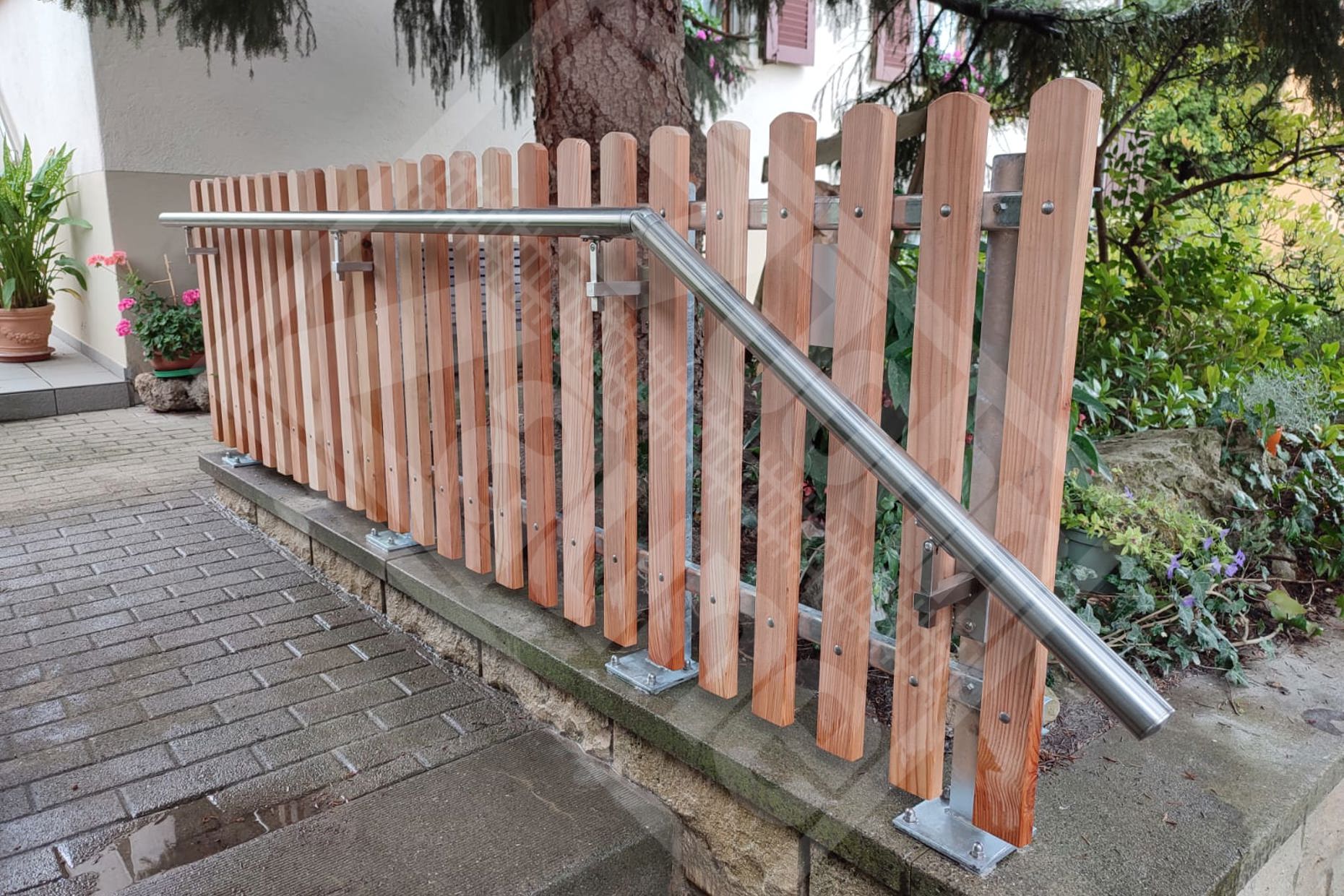24 Handlauf an Lärchenstaketenzaun