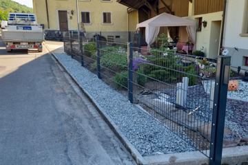 Granitschotterbett und Gittermattenzaun anthrazit in Tegerfelden