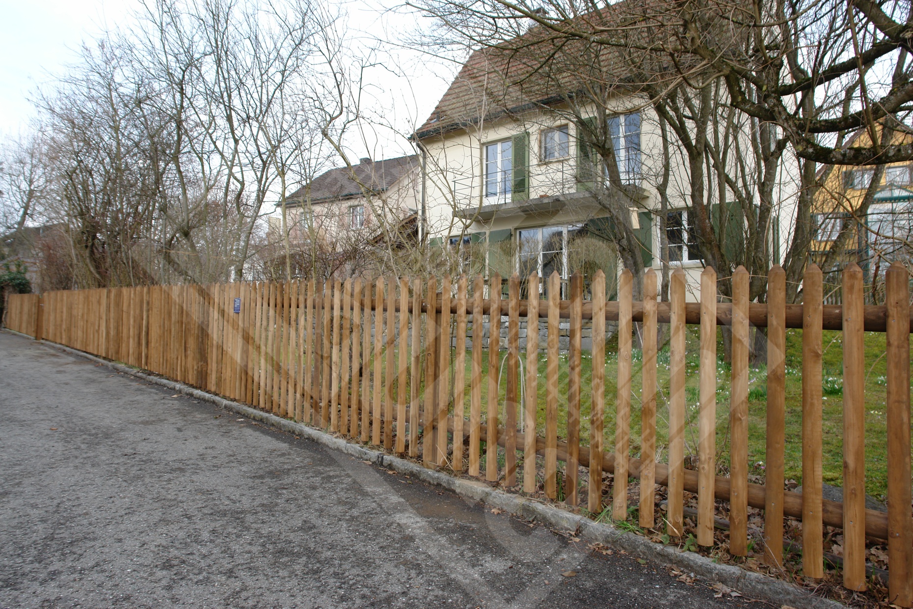 1 Palisadenzaun mit Holzpfosten und Halbrundholztraversen, druckimprägniert