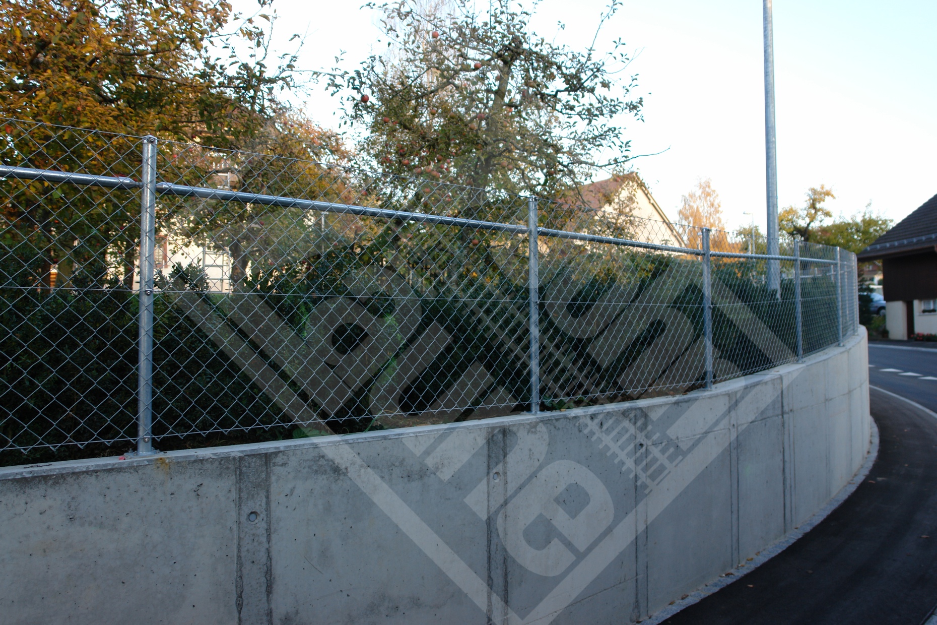 3 Absturzsicherung entlang Fussweg auf Mauer